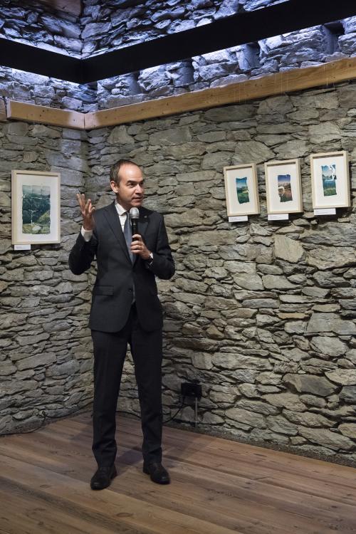 Naiara Escabias Oferil i el mural de Samantha Bosque a Cal Federico