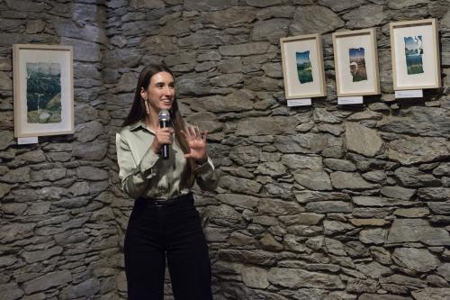 Naiara Escabias Oferil i el mural de Samantha Bosque a Cal Federico