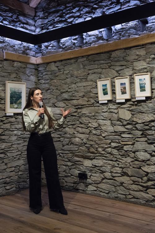 Naiara Escabias Oferil i el mural de Samantha Bosque a Cal Federico