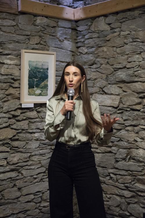 Naiara Escabias Oferil i el mural de Samantha Bosque a Cal Federico