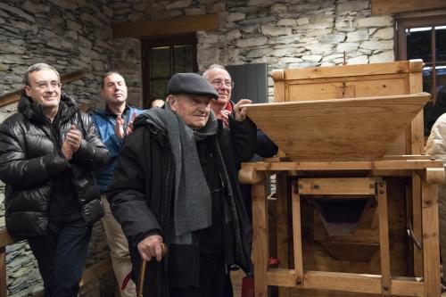 Naiara Escabias Oferil i el mural de Samantha Bosque a Cal Federico