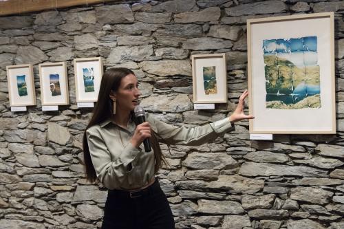 Naiara Escabias Oferil i el mural de Samantha Bosque a Cal Federico