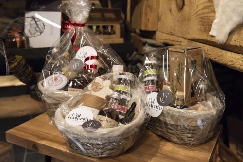 Naiara Escabias Oferil i el mural de Samantha Bosque a Cal Federico