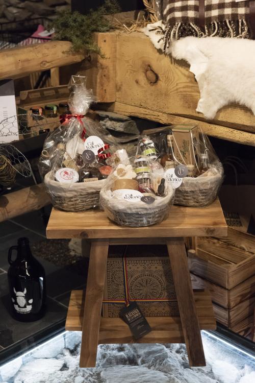 Naiara Escabias Oferil i el mural de Samantha Bosque a Cal Federico