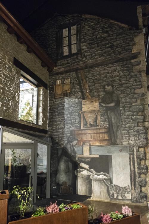 Naiara Escabias Oferil i el mural de Samantha Bosque a Cal Federico